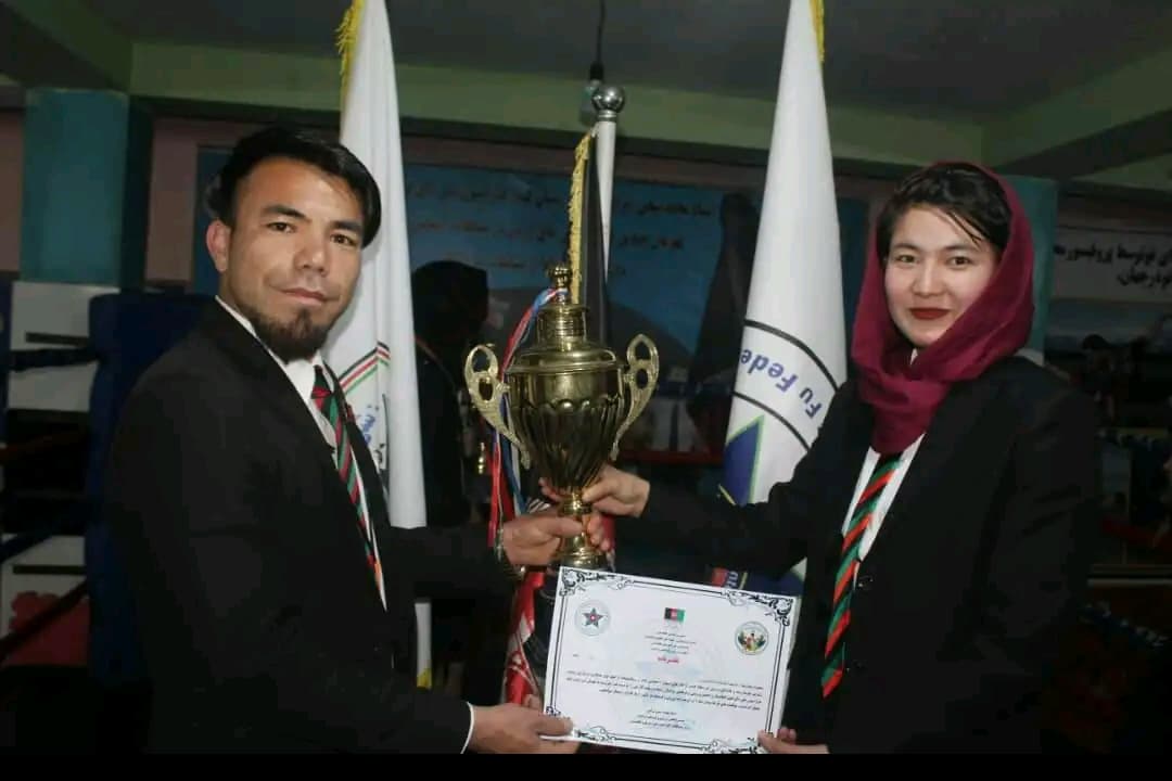 Qadria receiving a prize